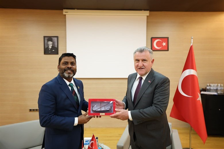 GENÇLİK VE SPOR BAKANI DR. OSMAN AŞKIN BAK, MALDİVLER GENÇLİK GÜÇLENDİRME, SPOR VE FİTNESS BAKANI ABDULLA RAFİU İLE GÖRÜŞTÜ